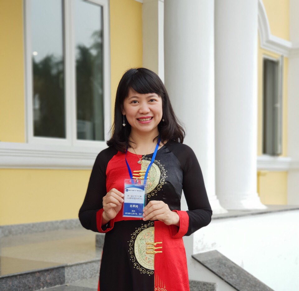 Cô Phùng Thuý Hồng - Tiến sĩ, giáo viên tiếng Trung tại trường Lạc Lạc